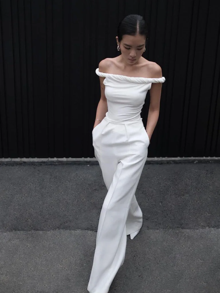 

Женский топ с воротником-лодочкой и открытыми плечами