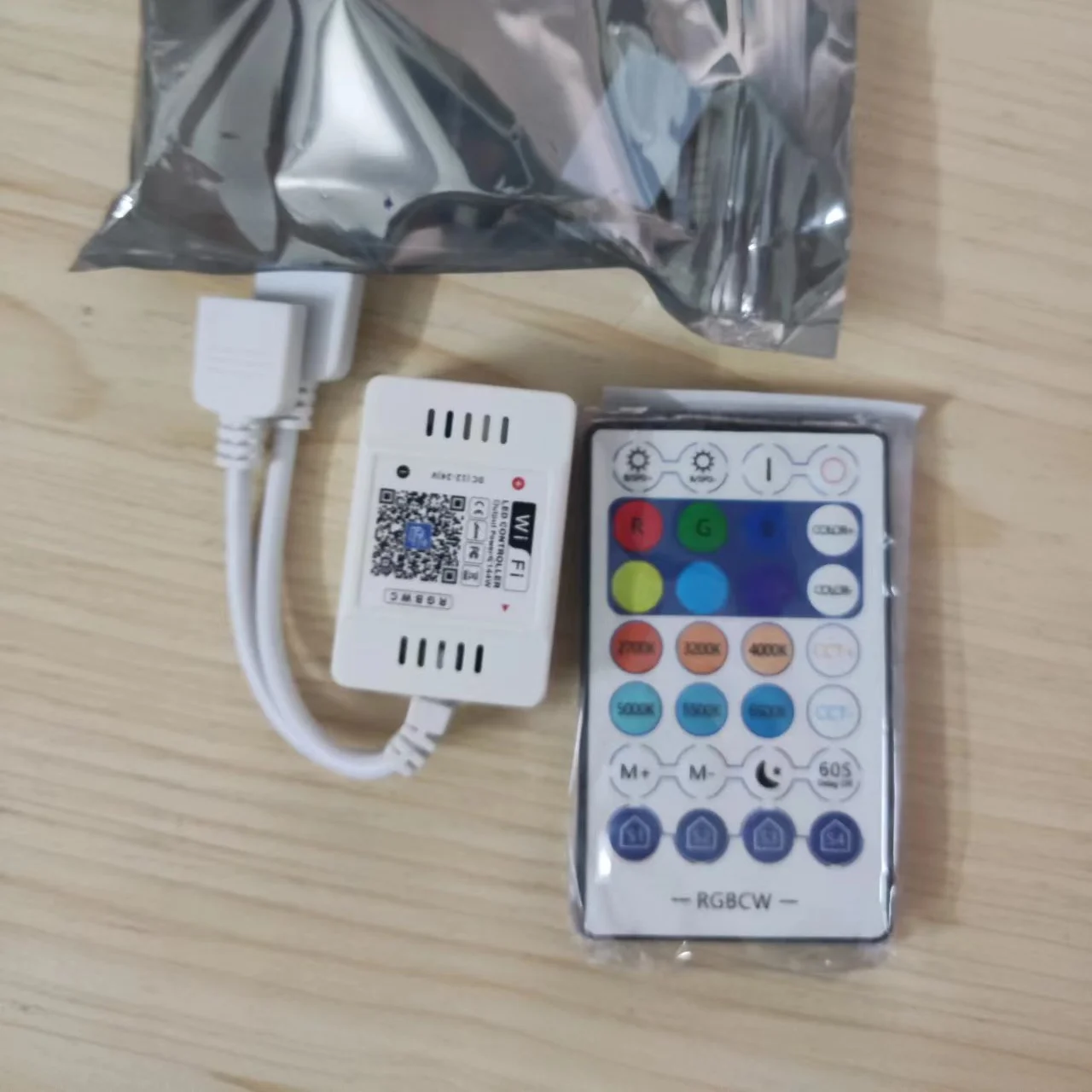 Светодиодная ленсветильник с Wi-Fi контроллером для смартфона rgbcct/rgbcw/rgbwww