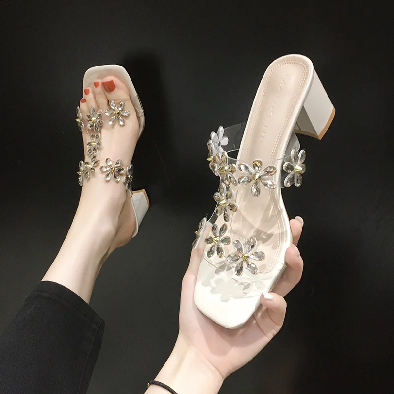 

Женские босоножки на высоком квадратном каблуке, прозрачные сандалии с цветочным украшением и пряжкой, лето 2023