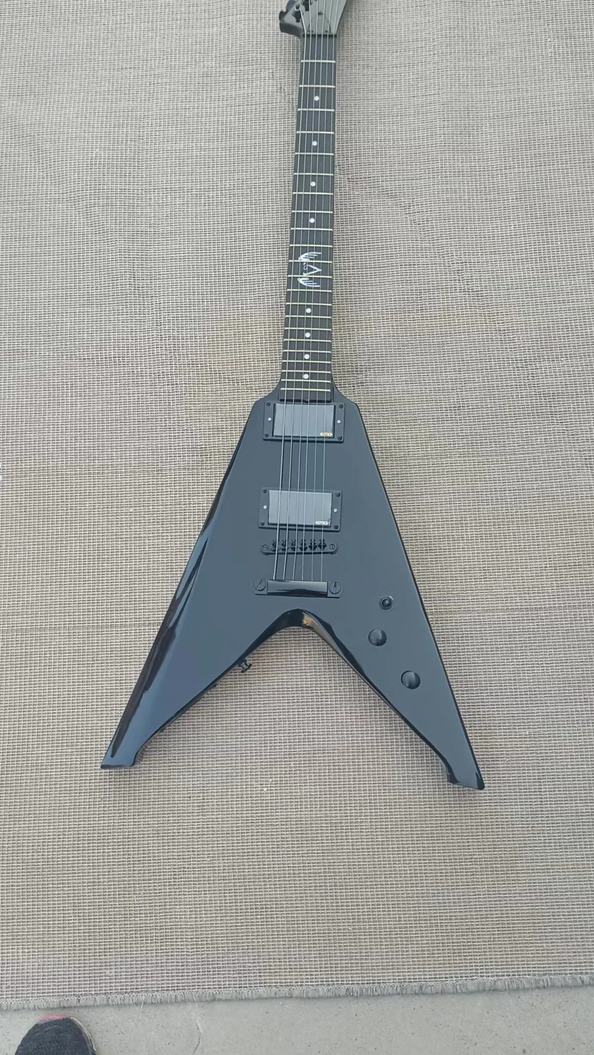 

V-образная интегрированная электрическая гитара, черный корпус, пикап EMG, LP Maqiao, черные аксессуары, реальные Заводские фотографии, может быть