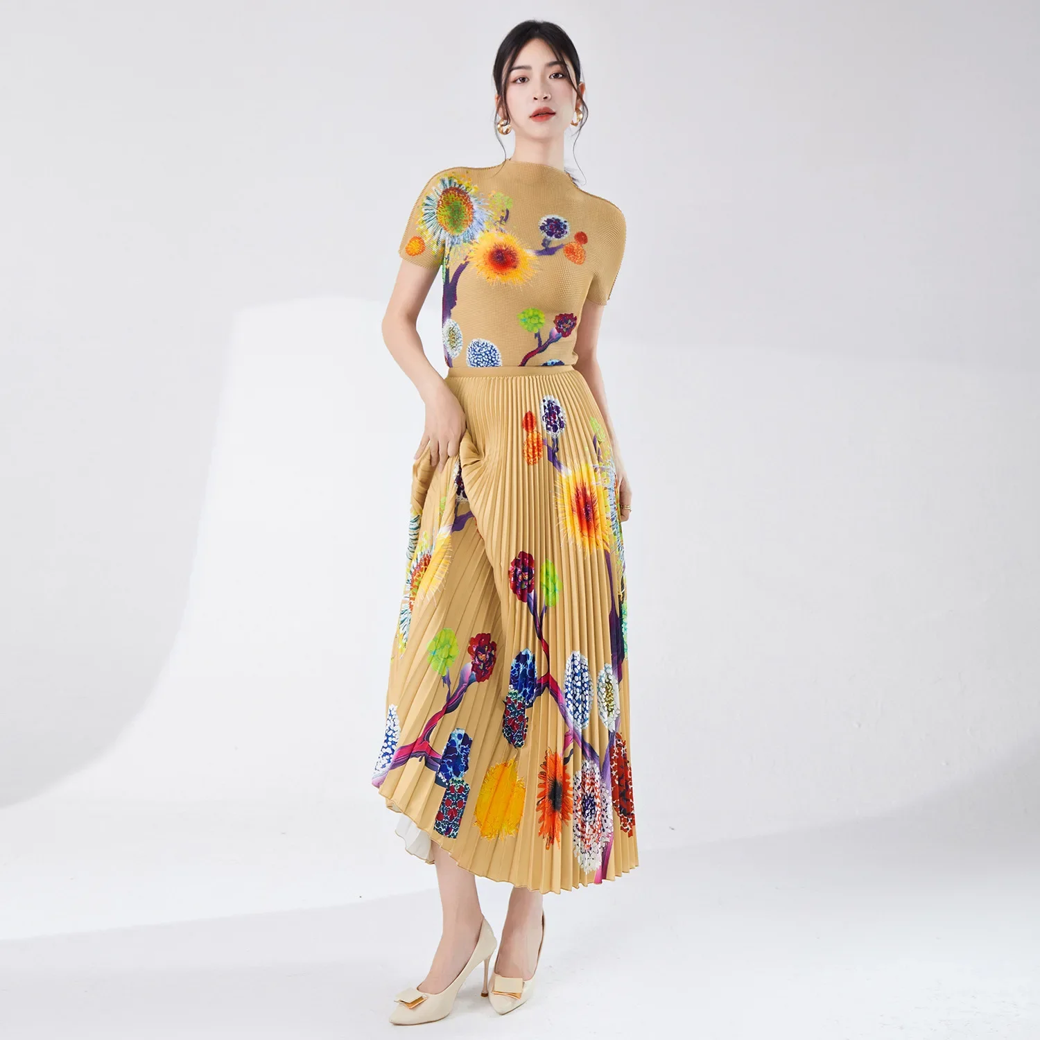 Женский костюм-двойка с принтом футболка оборками и юбка