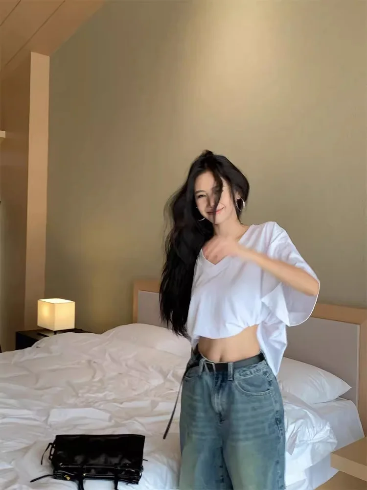 Белая свободная тонкая футболка с v-образным вырезом и коротким рукавом женская