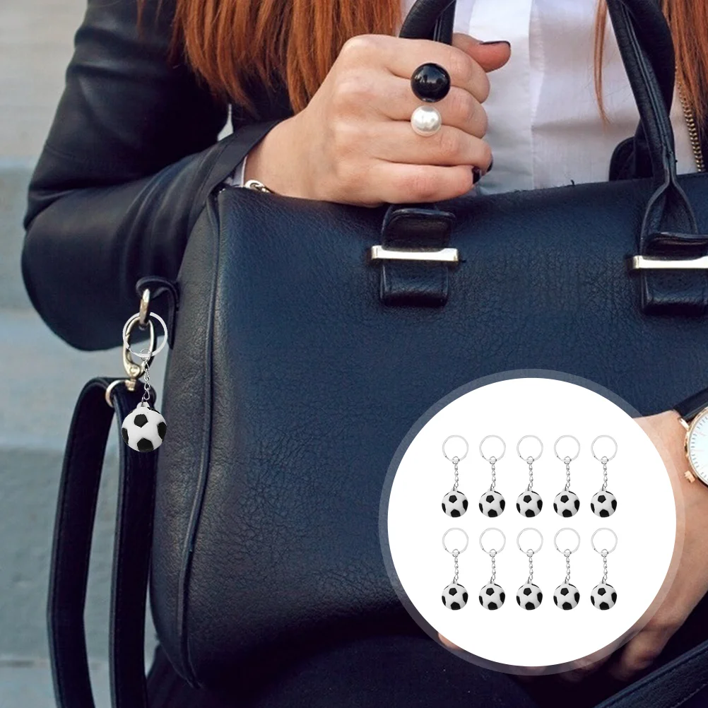 

Брелок для ключей с имитацией футбольного мяча