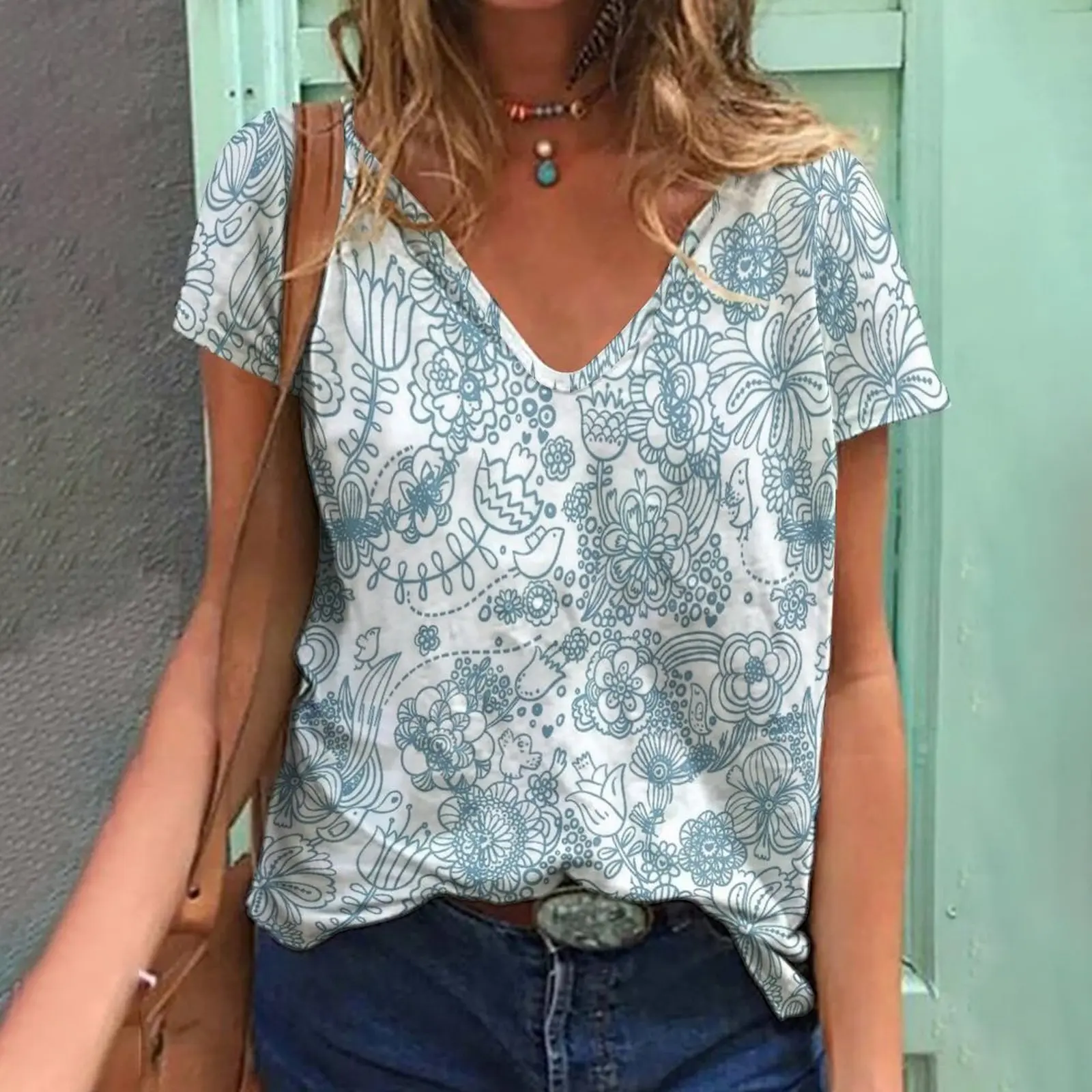 

2022 Popular Women's V-neck T-shirt Sports fashion women's T-shirt Leisure print aesthetic women's short sleeve trend T-shirt