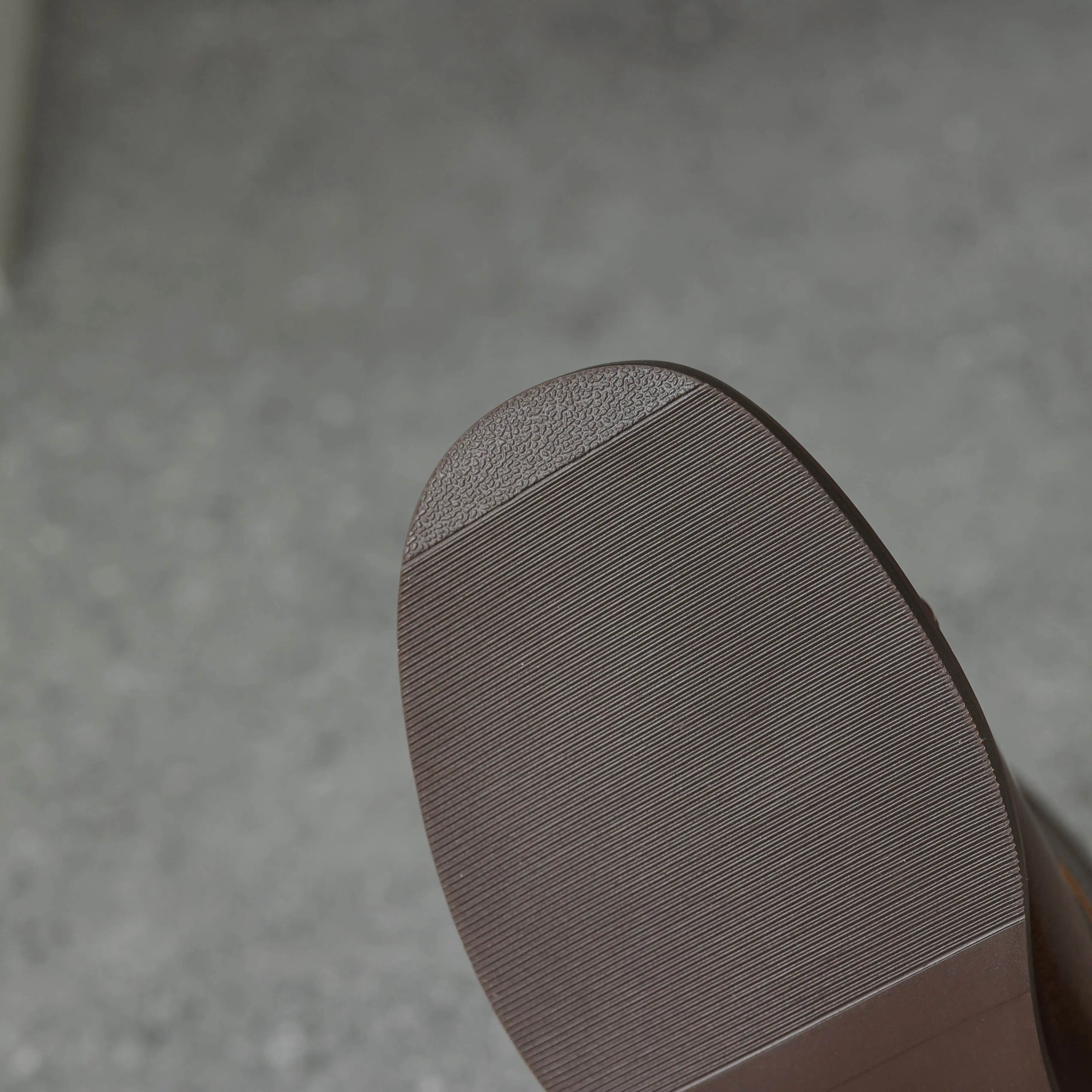 Женские мотоциклетные ботинки на среднем каблуке с ремешком и пряжкой