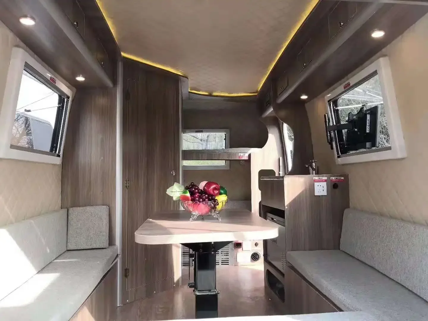 Буксирный караван заводской внедорожный небольшой кемперный прицеп