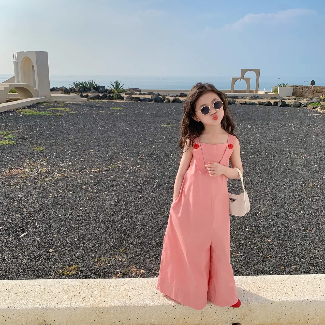 

2023 летние штаны для девочек Корейская версия розовые однотонные широкие брюки Полная длина Элегантная модная детская одежда новая Универс...