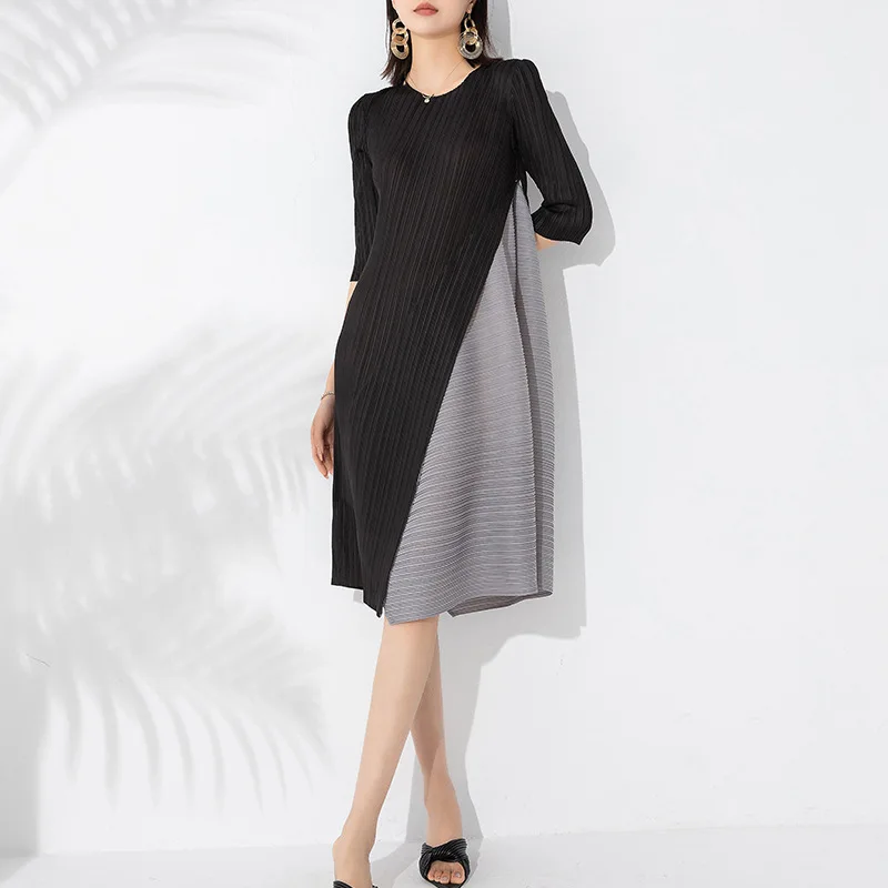Fashion pleated temperament dress new loose size round neck contrast color  dress