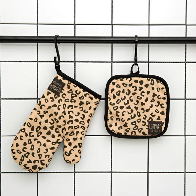 

Kitchen Gloves Insulation Leopard Pattern Pad Cooking Microwave Gloves Baking BBQ Oven Potholders Oven Mitts Potholder Pad