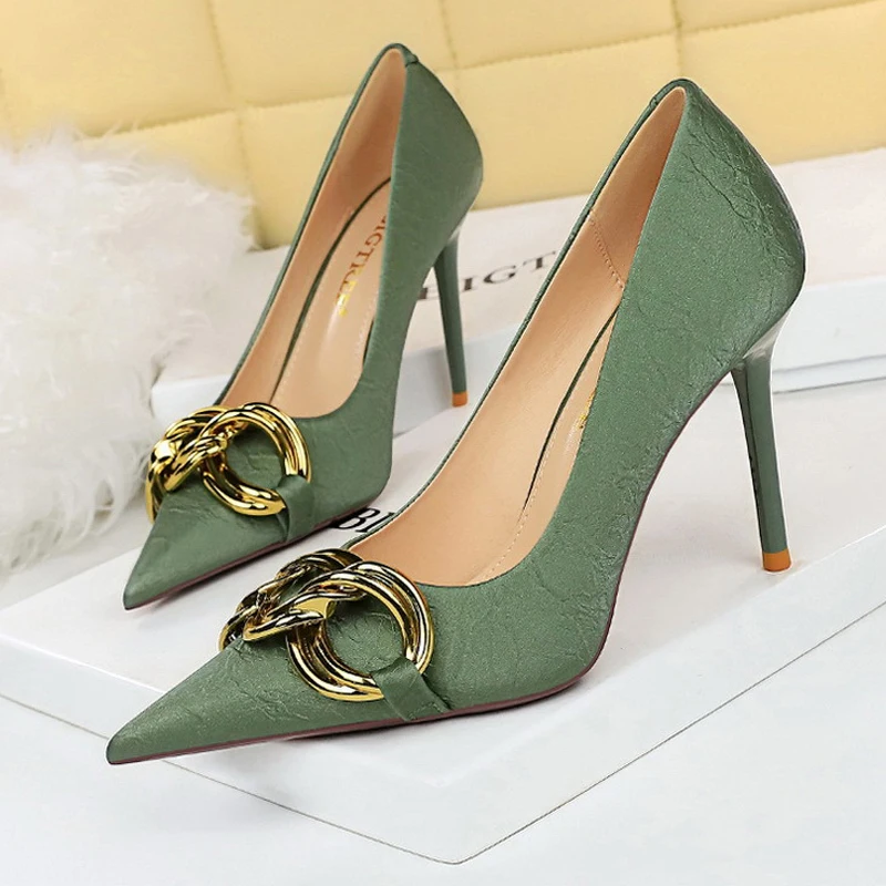 

Женские туфли-лодочки на высоком каблуке, с металлической пряжкой