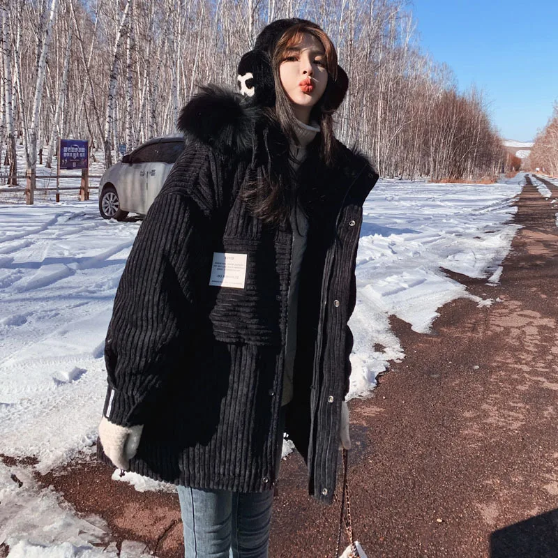 The new winter corduroy rabbit fur inner liner overcomes the hooded coat.