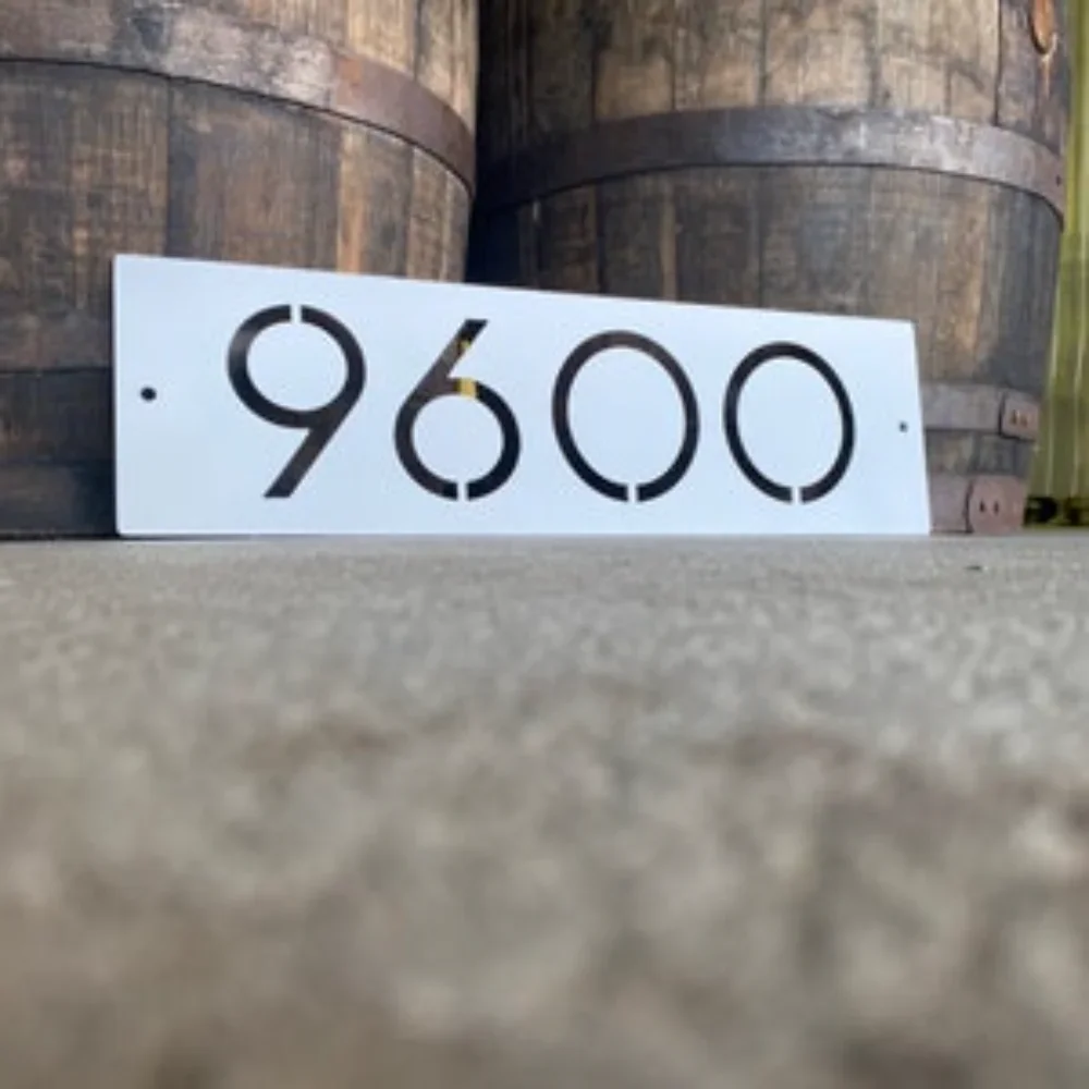 Металлическая адресная вывеска с современными номерами дома для уличного