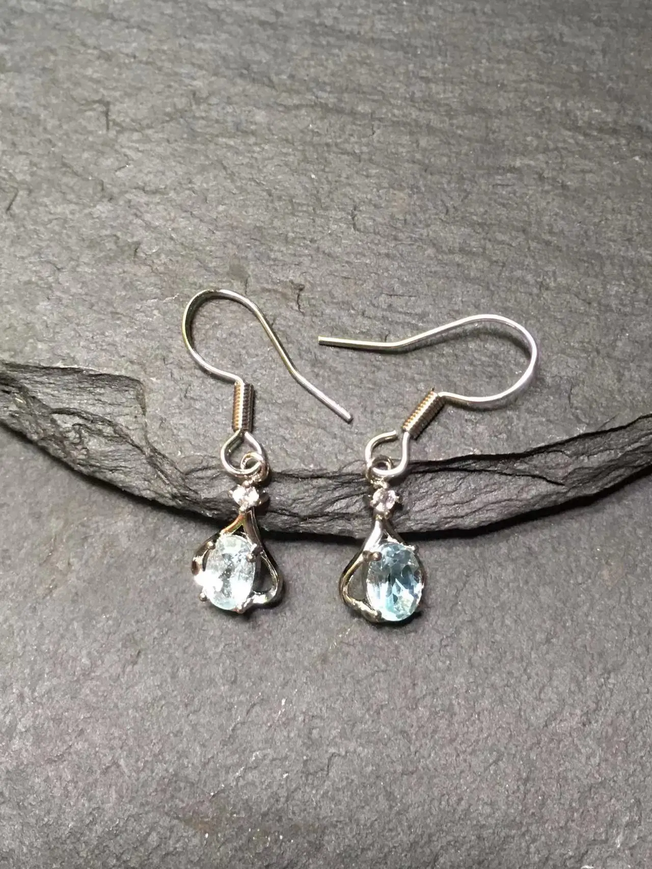 Женские серьги-гвоздики из серебра 925 пробы с натуральным голубым топазом карата