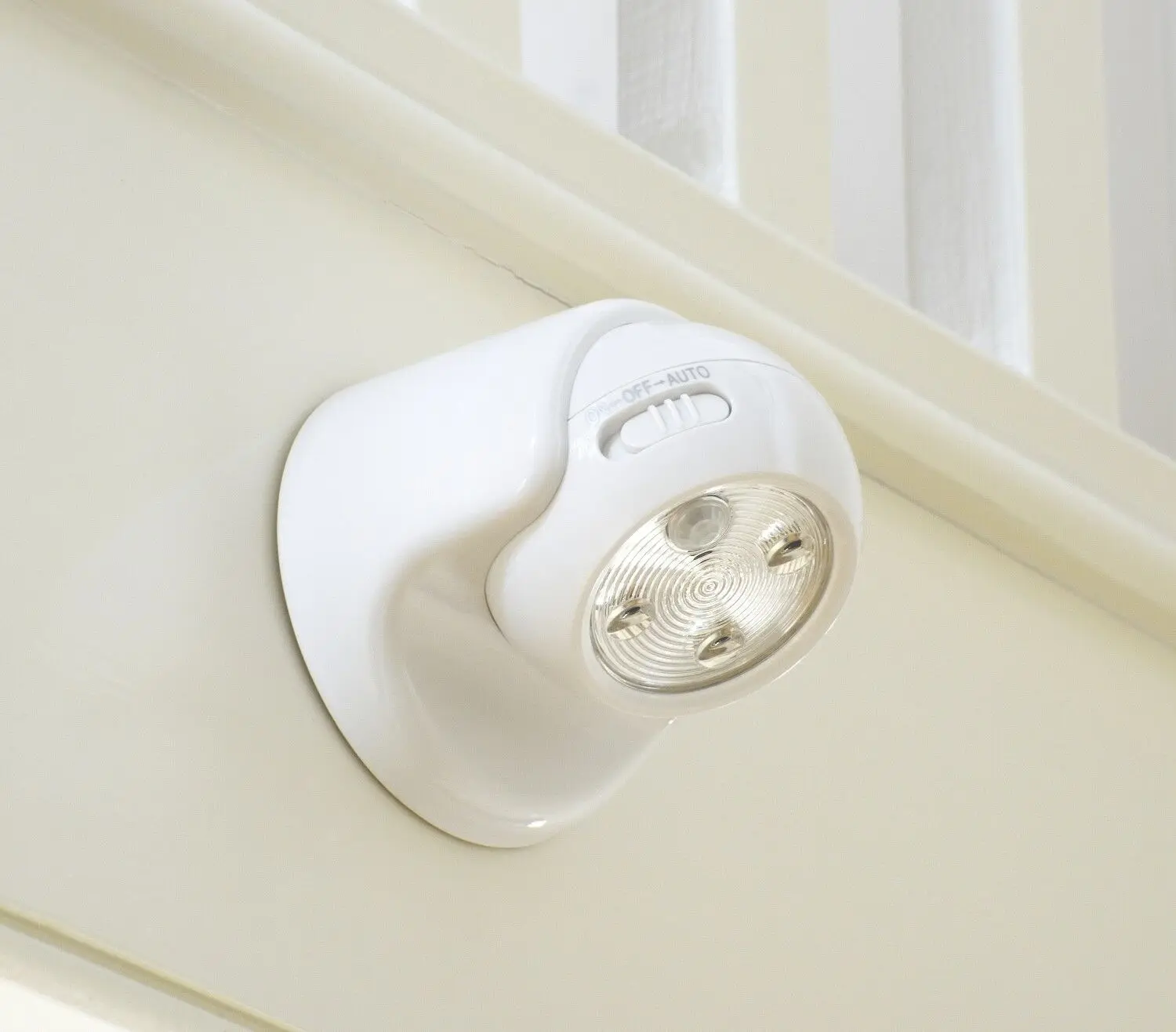 

Auraglow Battery Operated Motion Activated PIR Sensor Cordless Security Light