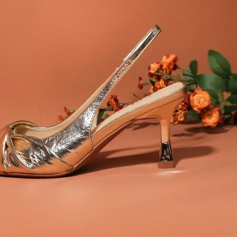 Фото Золотистые плиссированные сексуальные женские сандалии с острым носком на высоком каблуке модная Банкетная обувь №2