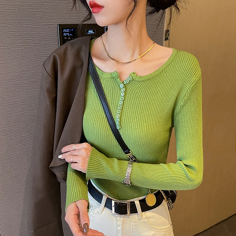 

Женский трикотажный пуловер с круглым вырезом, на пуговицах