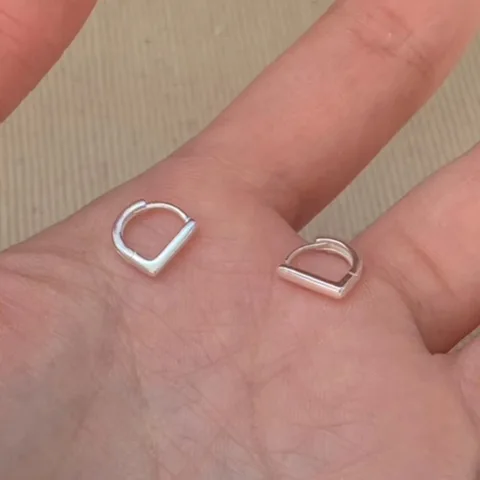 Серебряные серьги-кольца с буквой D