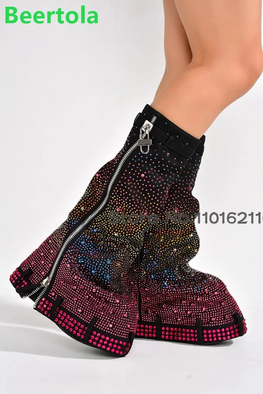 Женские ботинки на танкетке со стразами и металлическим замком с молнией сбоку