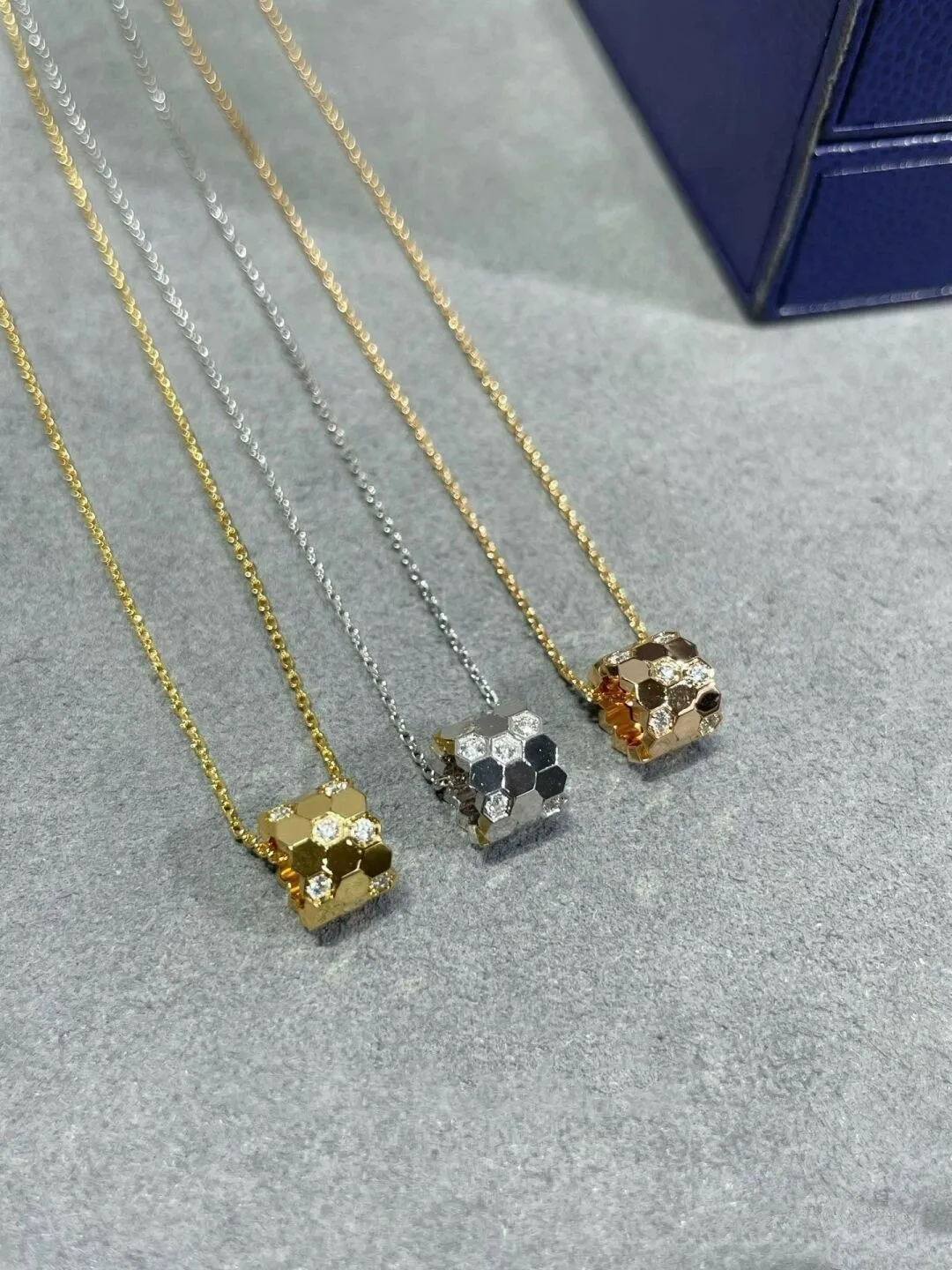 

Женское колье из серебра 925 пробы, с Пчелкой
