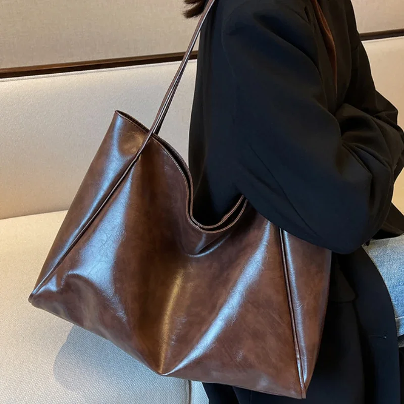 Сумка-тоут женская из мягкой кожи саквояж на плечо в стиле ретро повседневная