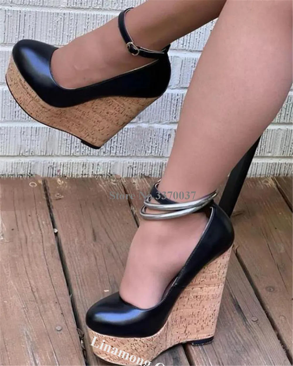 Женские туфли на танкетке с круглым носком и ремешком щиколотке