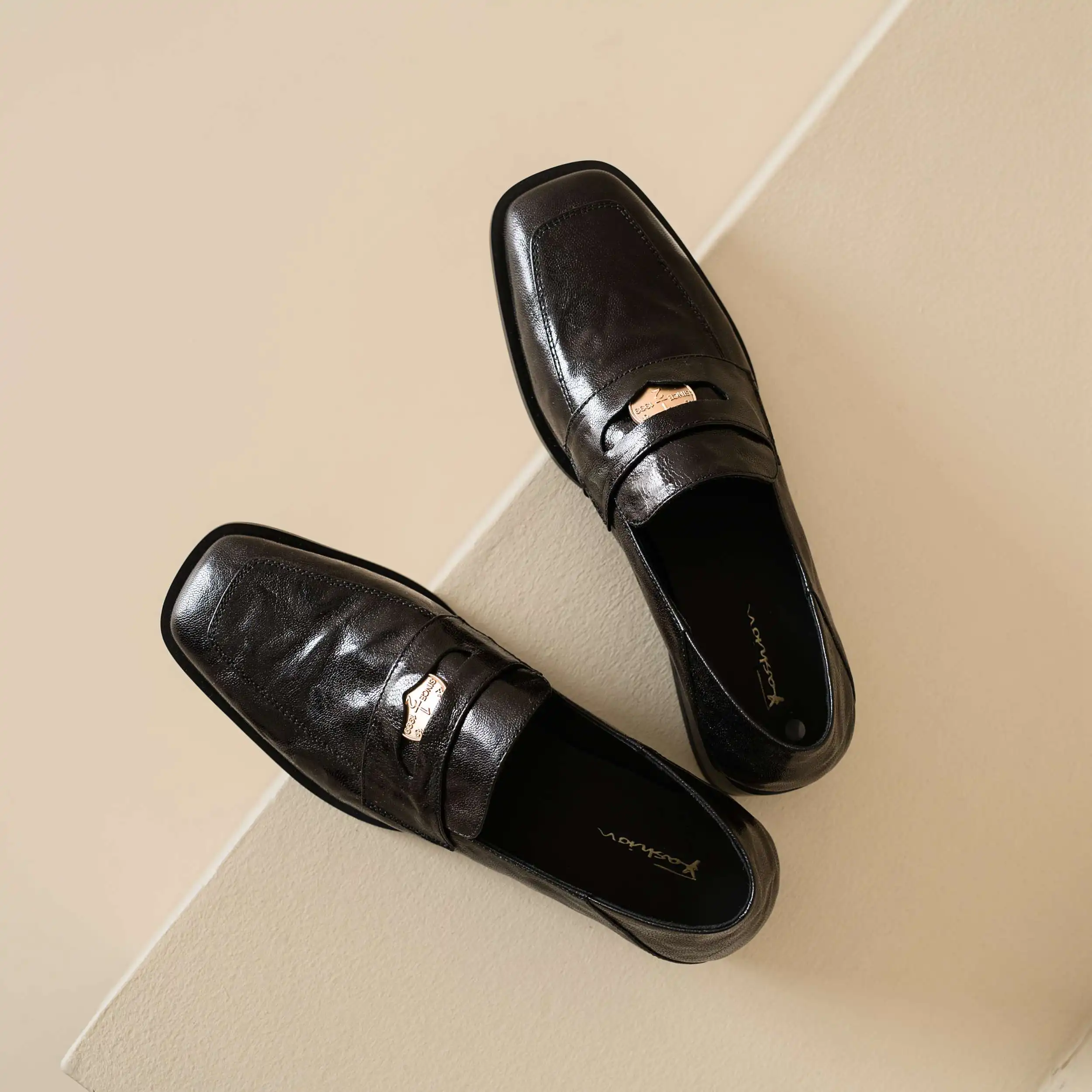 Популярные весенние туфли Vichelo из овечьей кожи без застежек на среднем каблуке