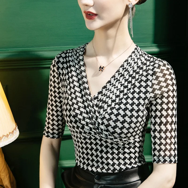 

Glitter T-shirt 2022 Autumn New Bright Silk Houndstooth Print V-neck Bottoming Shirt Women's Five-quarter Sleeve Inner Top