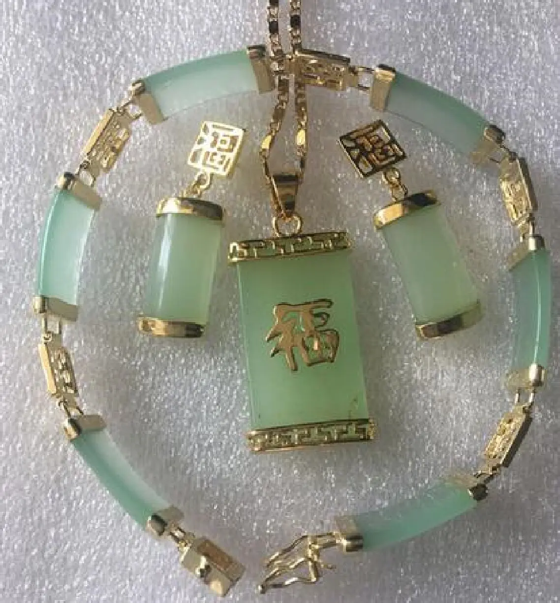 

Комплект из колье, серёг и браслета