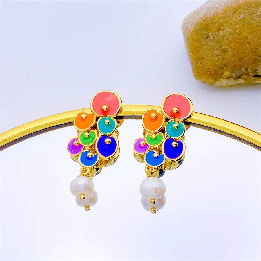 

Женские серьги-кольца с натуральным жемчугом и эмалью