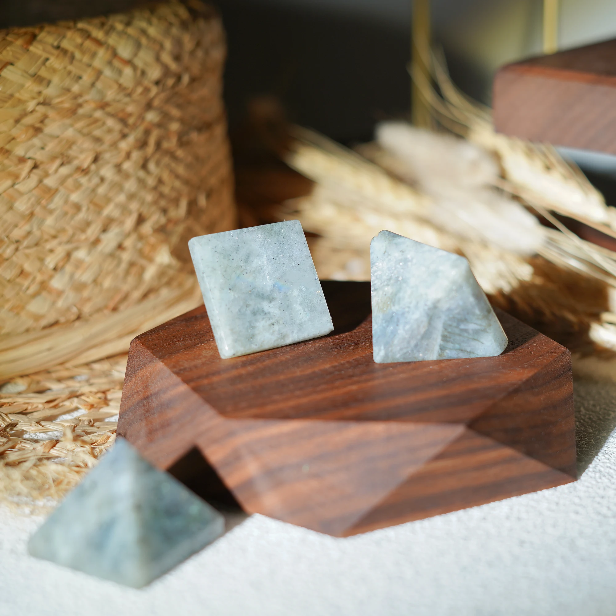 

3cm Natural Labradorite Crystal Pyramid Energy Healing Polishing Craftwork Decoration Quartz Mineral Reiki Chakra Ornament Gift