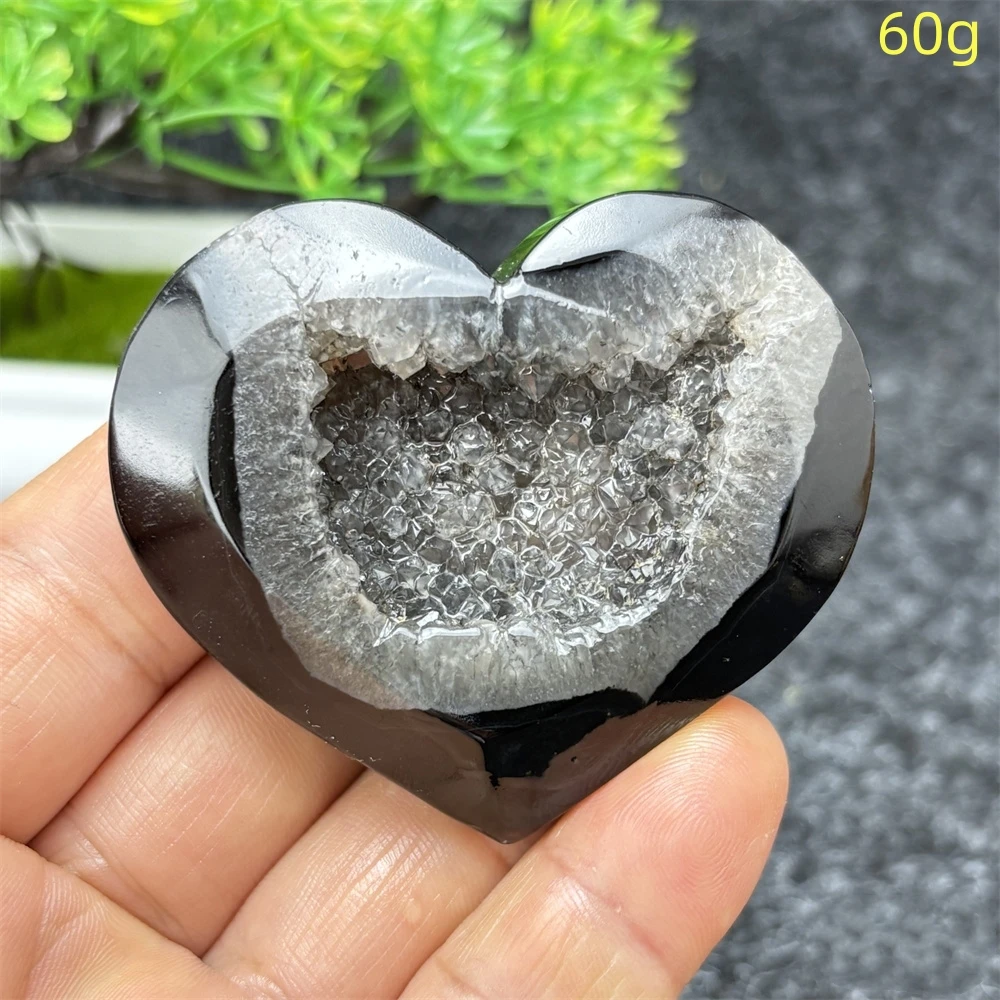 Черный агат, кристалл кварца, геода