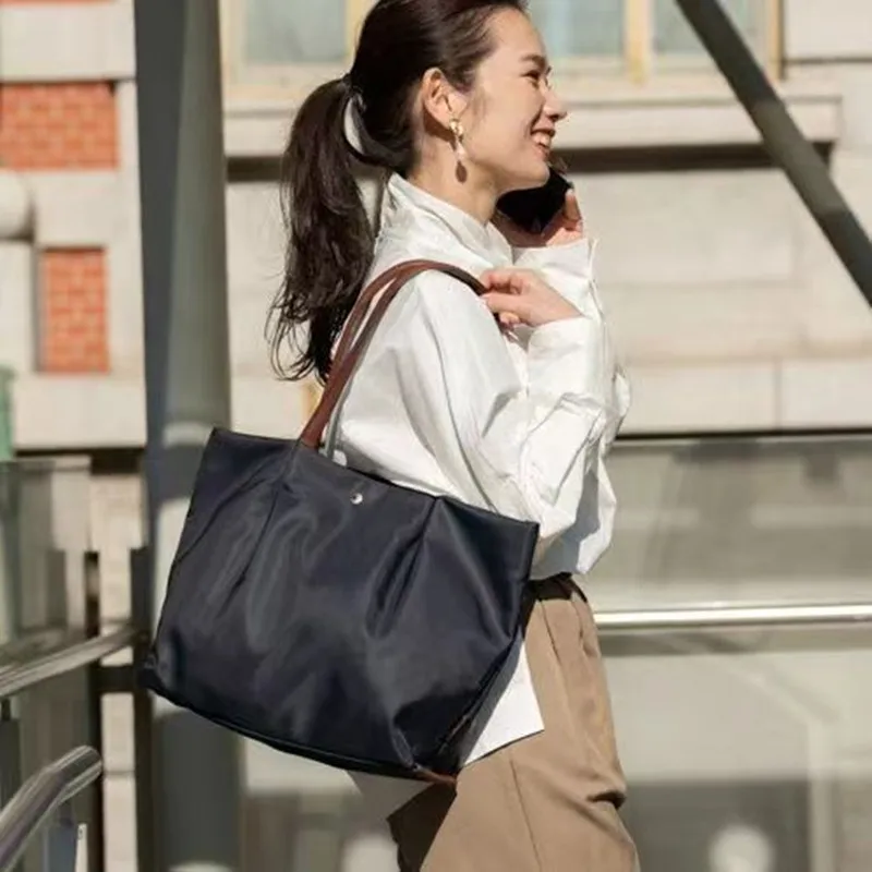 

Women's Tote Bag Versatile Large Lightweight Boston Mommy Bag Fashionable And Waterproof Nylon Shoulder Bag Large Shoulder Bag