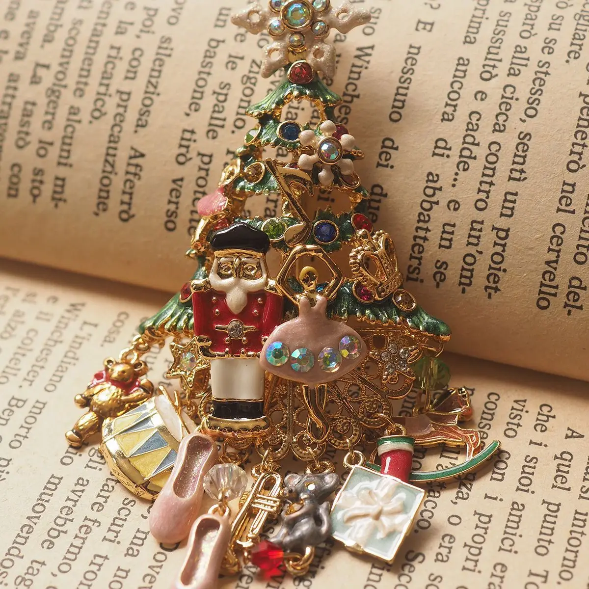 

Новая подвеска в виде снежинки, Рождественская елка, модная эмалированная Женская Винтажная брошь