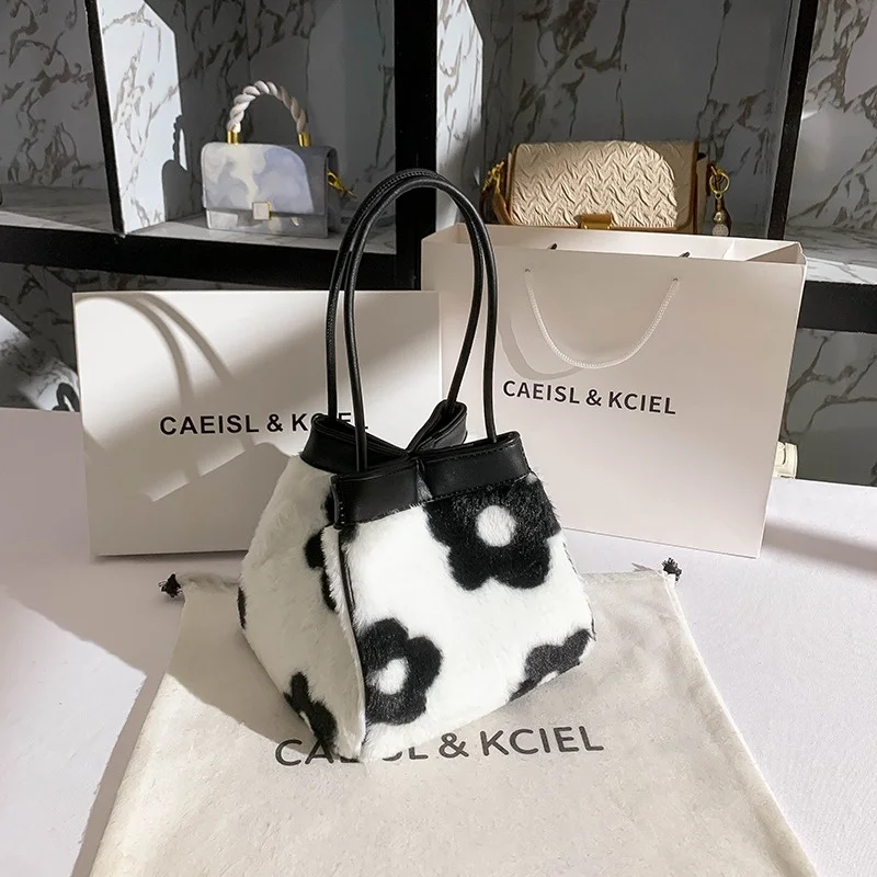 Рисунок 2 - Модная женская меховая сумка с