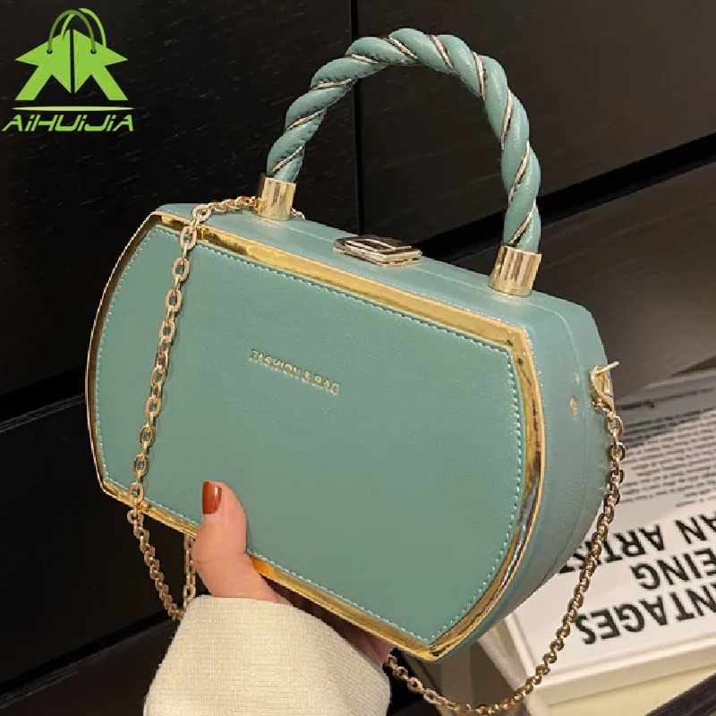 

Модные сумки через плечо с цепочкой для женщин, новинка 2022, роскошная однотонная сумка на плечо, дизайнерские маленькие женские сумки и коше...