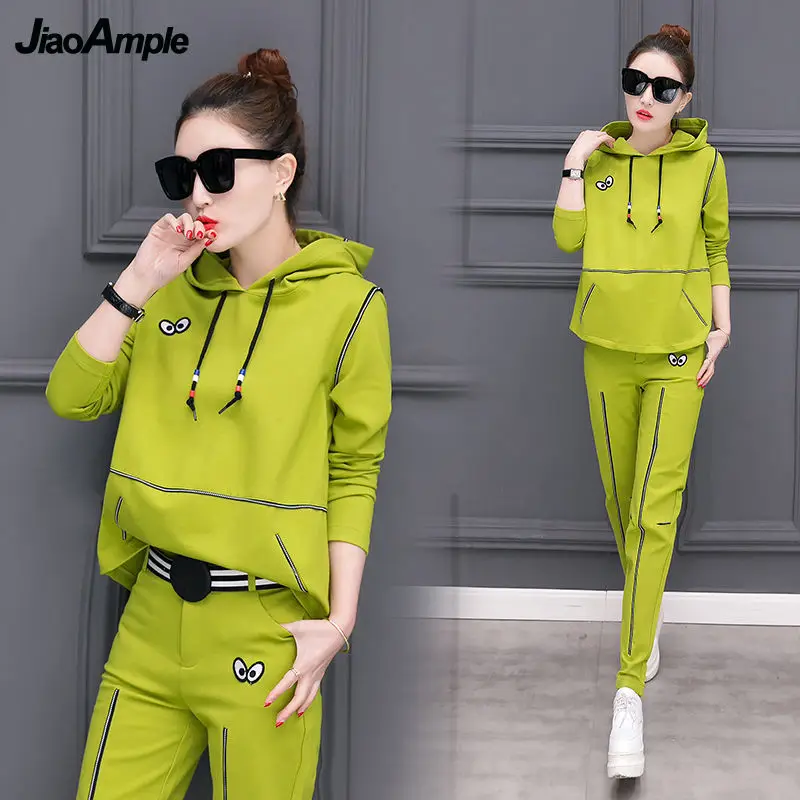 Костюм в спортивном стиле женский. Спортивный костюм женский модный. Модные спортивные костюмы. Модная спортивная одежда для женщин. Стильные спортивные костюмы женские.