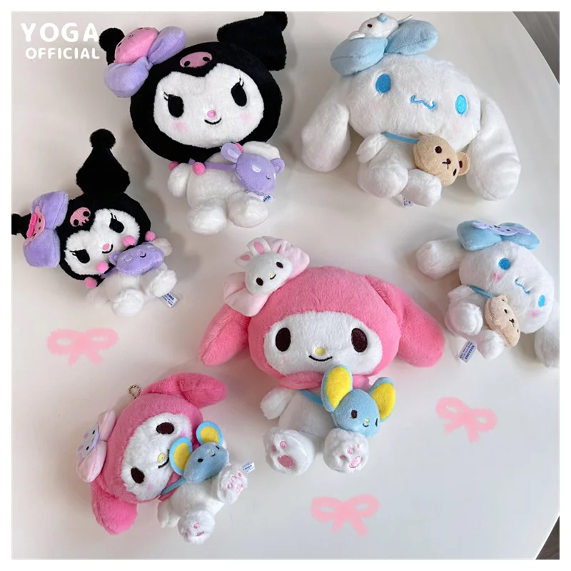 

Симпатичные Мультяшные плюшевые игрушки Sanrioed My Melody Cinnamoroll Kuromi 20 см, милые аниме сумки, серии плюшевых кукол, брелок, детская игрушка в подаро...