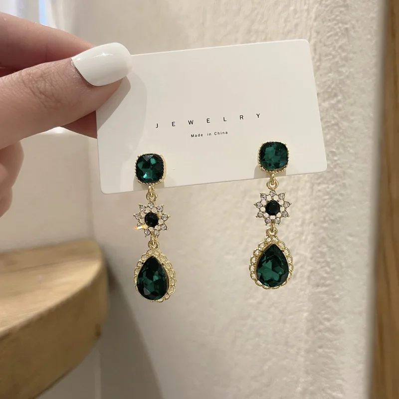 

Серьги-клипсы в стиле ретро без пирсинга женские, элегантные винтажные сережки из смолы с темно-зеленым камнем, без отверстий в ухе