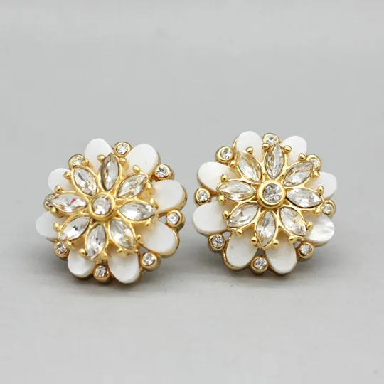 

Серьги-гвоздики с белыми камнями в виде ракушек