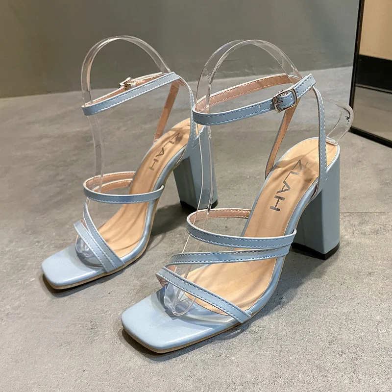 

Летние сандалии на высоком массивном каблуке, новинка 2023, синие сандалии с пряжкой, квадратным носком, открытым носком, на высоком каблуке, пикантные уличные повседневные Простые узкие каблуки