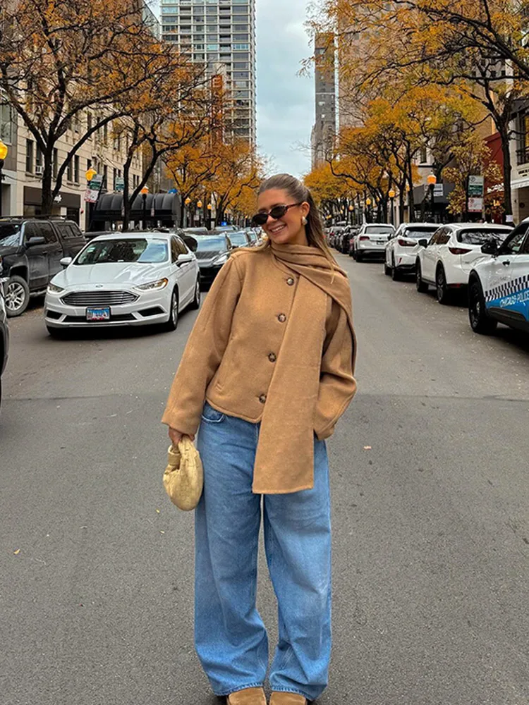 Шикарная женская короткая шерстяная куртка цвета хаки с шарфом и воротником