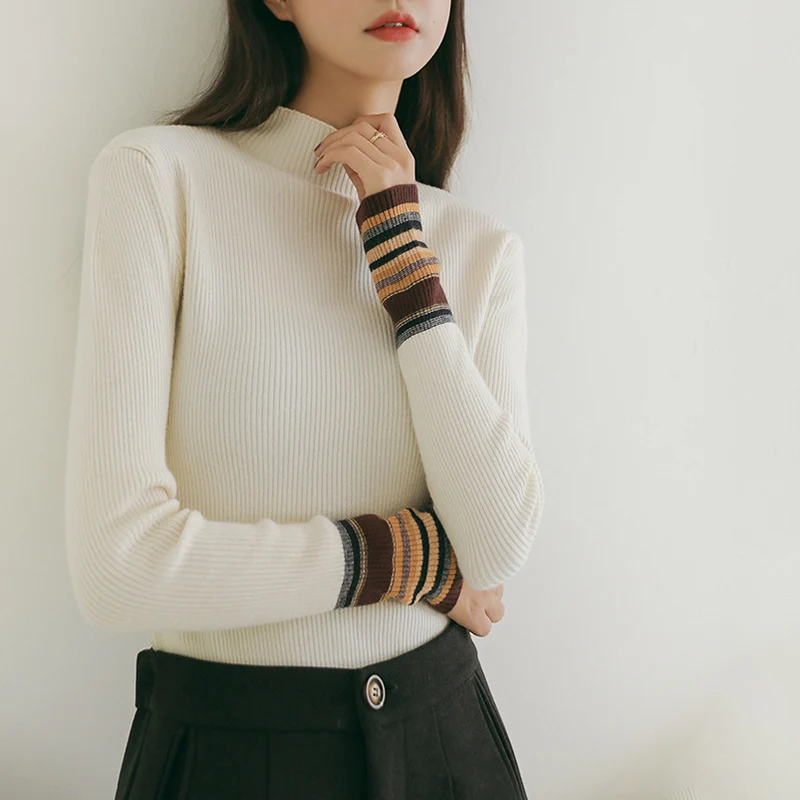 Женский свитер-водолазка в рубчик