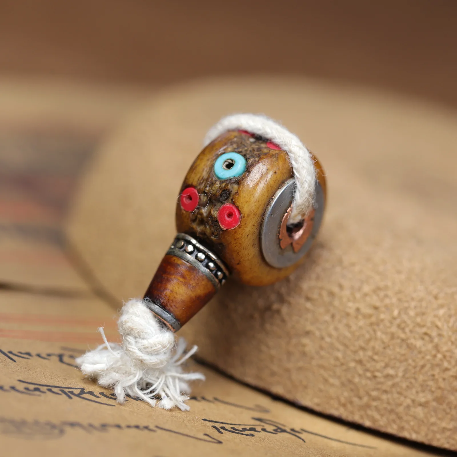 

Статуэтка из кости с серебряной инкрустацией