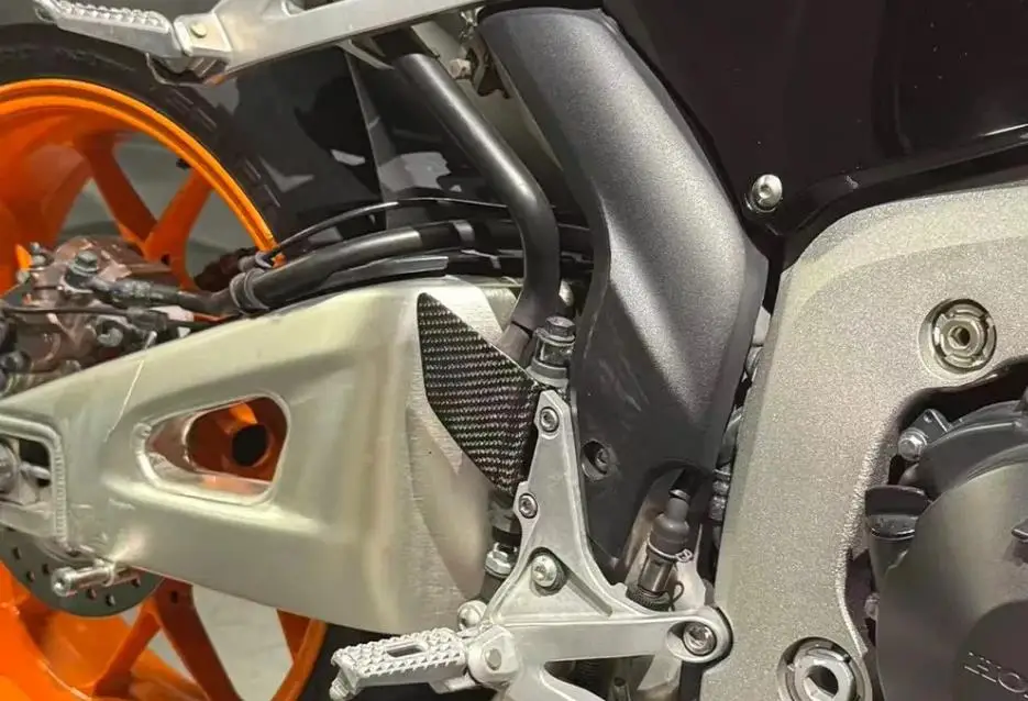 Фото Защита пятки из 100% карбона для мотоциклов Honda CBR600RR F5, аксессуар для педалей №3