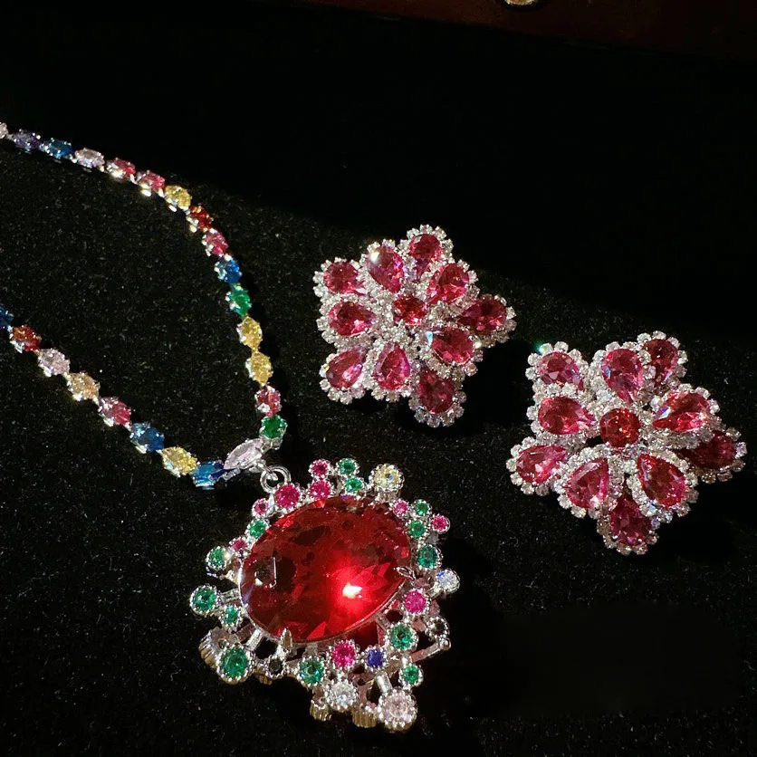 

2023 Women Swirl Pigeon Blood Ruby Necklace Vintage Plated 18K Gold Duobao Thistle Flower Colorful Zircon Earrings