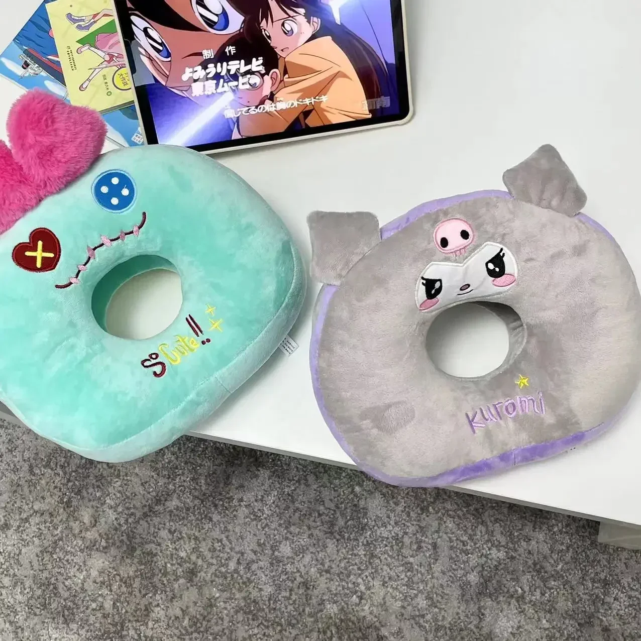 Фото Мультяшная Подушка для сна Kuromi Stitch, удобная дышащая набивная аниме подушка для путешествий, школьная офисная Подушка для сна №2