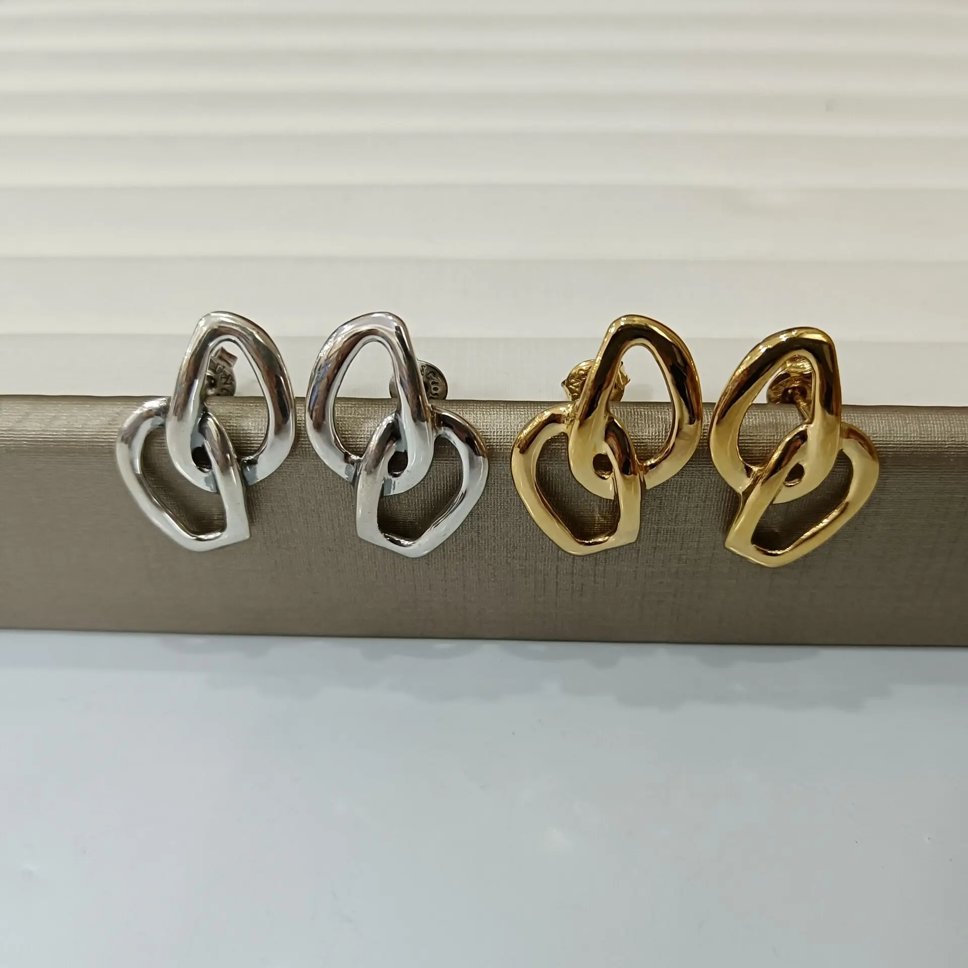 

Женские серьги-гвоздики из серебра 925 пробы