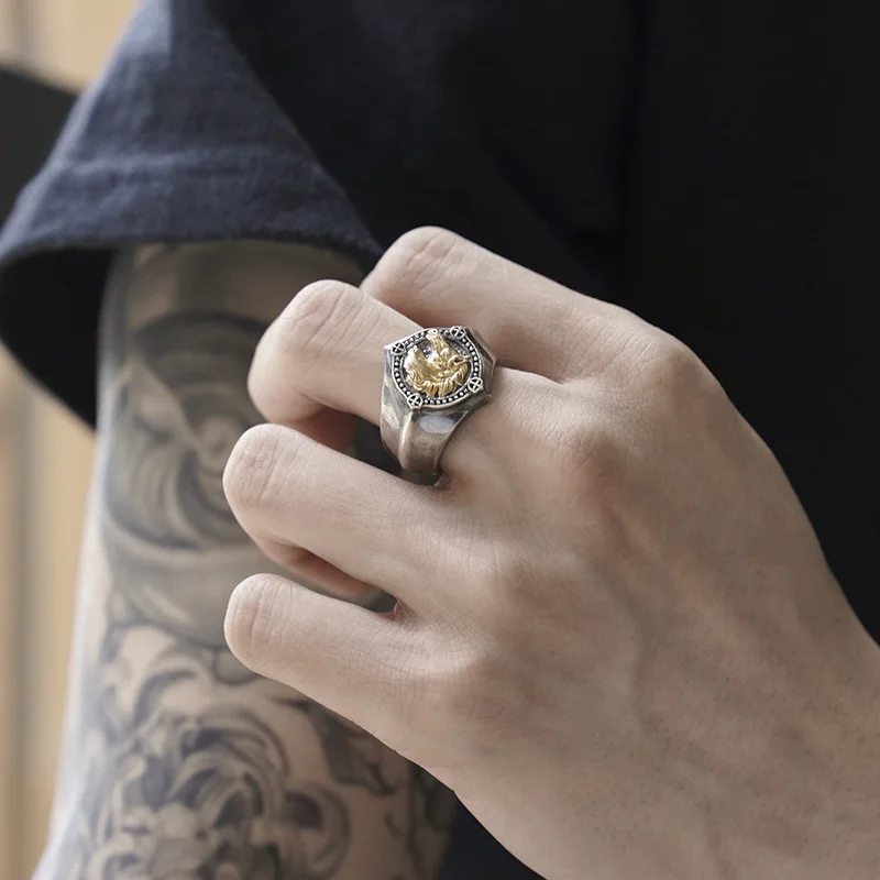 Кольцо унисекс с эмблемой Warhorse золотого цвета