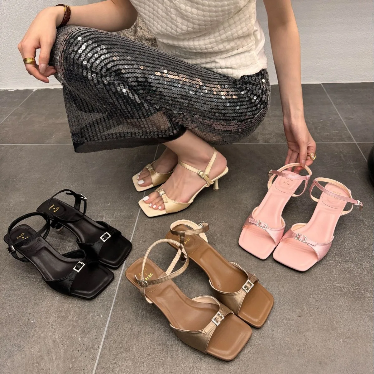 Сандалии на шпильке с пряжкой и ремешком женские низкие Туфли квадратным носком