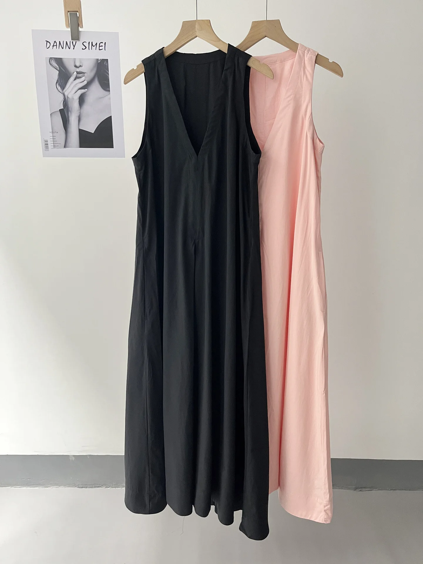 Женское платье-майка трапециевидной формы с v-образным вырезом без рукавов